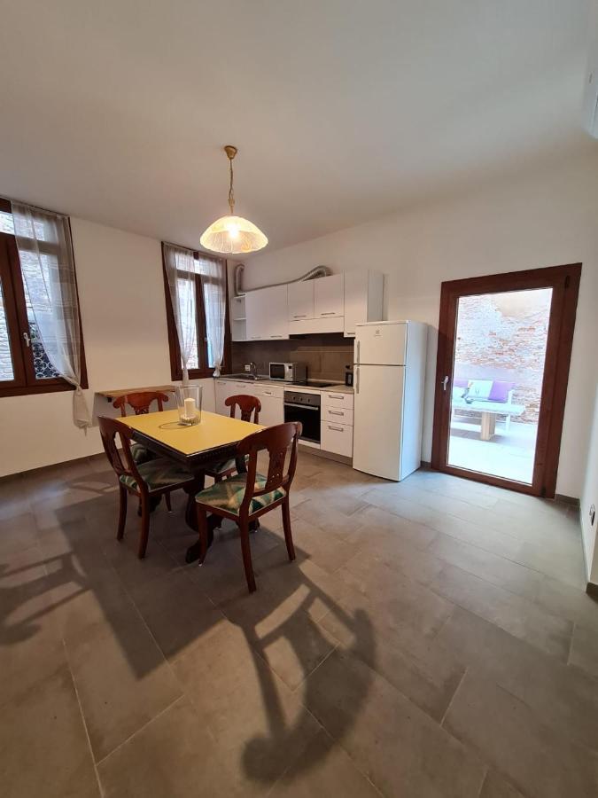 With Private Courtyard Apartamento *