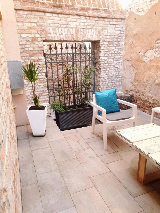 With Private Courtyard Apartamento