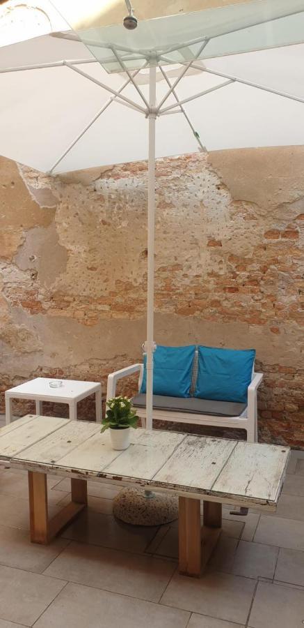 With Private Courtyard Apartamento