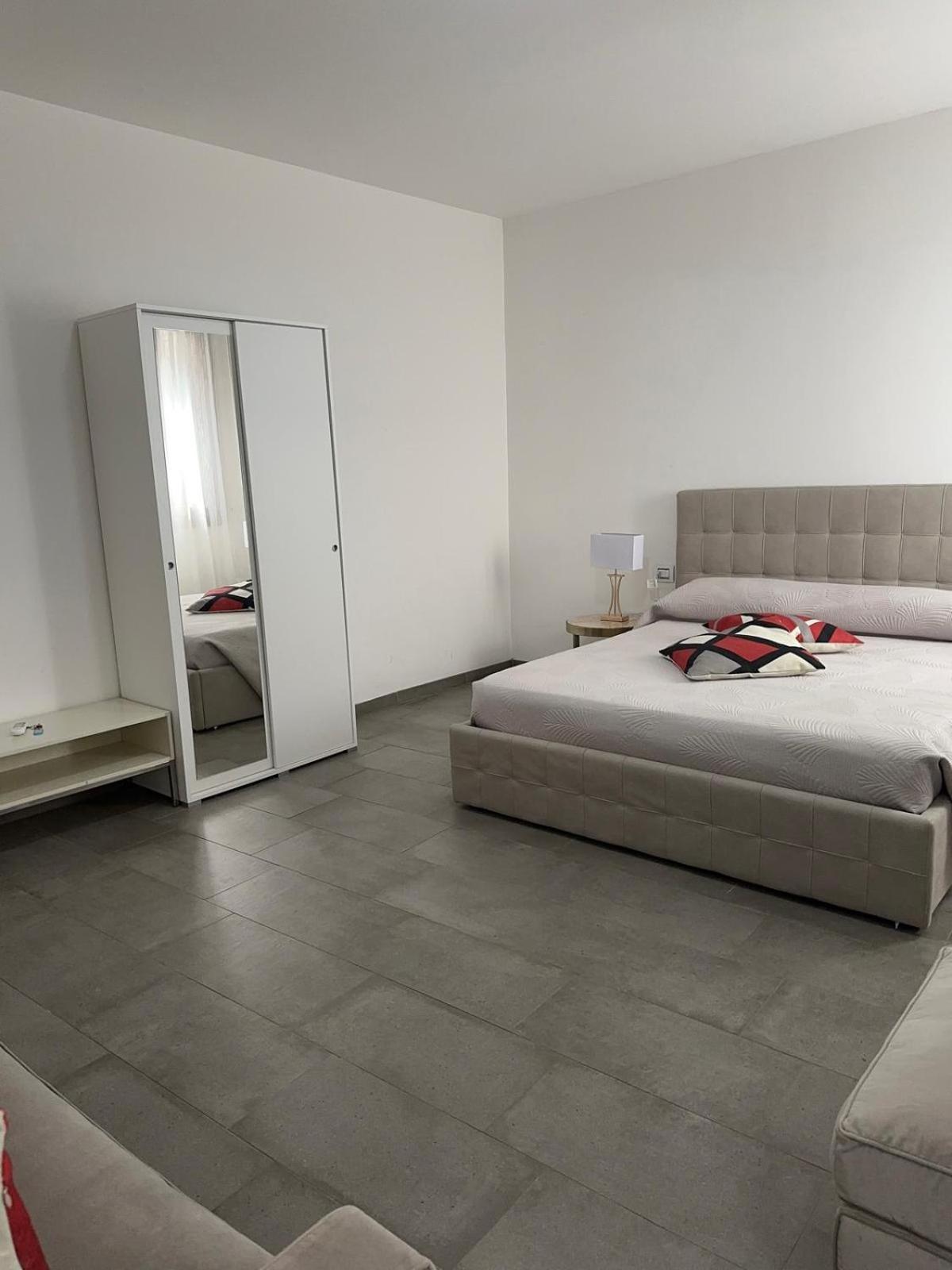 With Private Courtyard Apartamento